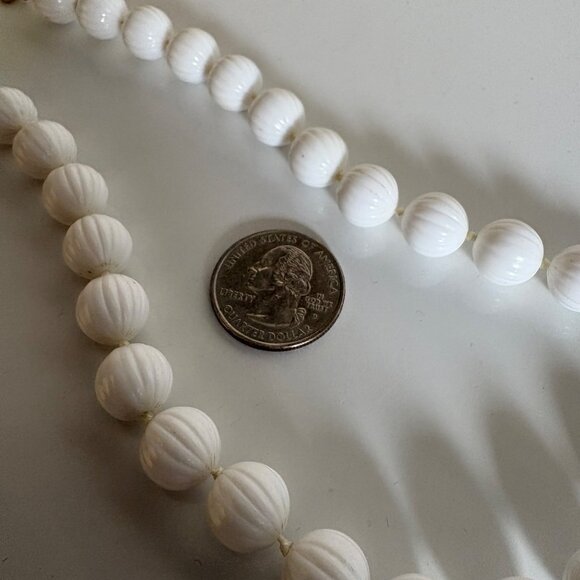Vintage Trifari White Beaded Necklace 17 inch Ribbed Lucite 1950s Jewelry - Picture 10 of 11